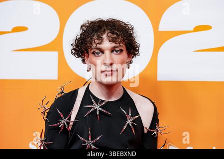 Zürich, Schweiz, 28. Mai 2025: Schweizer Musiker auf dem roten Teppich Nemo während der Swiss Music Awards 2025 im Hallenstadion Zürich. Stockfoto