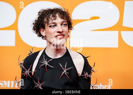Zürich, Schweiz, 28. Mai 2025: Schweizer Musiker auf dem roten Teppich Nemo während der Swiss Music Awards 2025 im Hallenstadion Zürich. Stockfoto