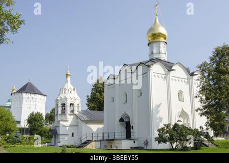 Sergiev Posad - 10. August 2015: Freitag-Kirche und der Glockenturm Turm stehen neben Sergiev Posad Stockfoto
