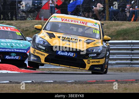 Auf zwei Rädern an der Ausfahrt Nelson, Ashley Sutton, Ford Focus ST, NAPA Racing UK, 2025 Kwik Fit BTCC, British Touring Car Championship, Runden 7, 8 A. Stockfoto