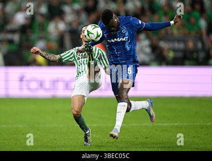 Real Betis' Antony (links) und Chelsea's Benoit Badiashile kämpfen um den Ball während des Endspiels der UEFA Conference League in der Tarczynski Arena Wroclaw, Polen. Bilddatum: Mittwoch, 28. Mai 2025. Stockfoto