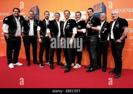 Zürich, Schweiz, 28. Mai 2025: Schweizer Gruppe Heimweh auf dem roten Teppich während der Swiss Music Awards 2025 im Hallenstadion Zürich. Stockfoto
