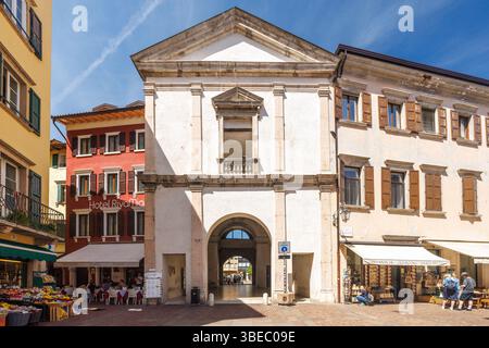 RIVA DEL GARDA, ITALIEN - 26. MAI 2024: Eine Straße in der Stadt am Ufer des Gardasees. Stockfoto