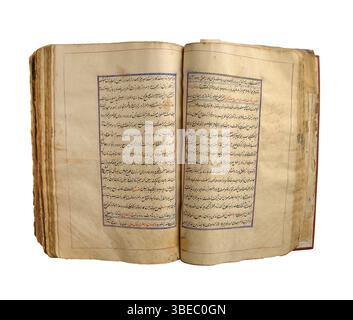 Altes offenes arabisches Buch auf weißem Hintergrund. Alte arabische Manuskripte und Texte Stockfoto