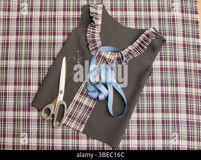 Draufsicht des Werkstücks und den Kindern Schulmaterial Kleid nähen Stockfoto