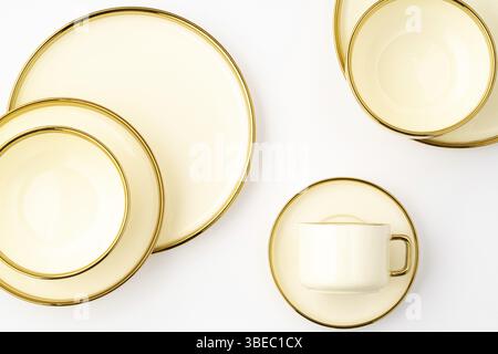 Ein Set aus goldenen Luxus-Keramik-Küchenutensilien auf weißem Hintergrund Stockfoto