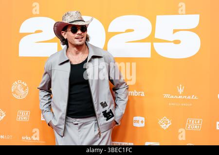 Zürich, Schweiz, 28. Mai 2025: Schweizer Musiker Loco Escrito (Nicolas Herzig) auf dem roten Teppich während der Swiss Music Awards 2025 im Hallenstadio Stockfoto