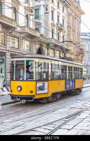 MAILAND, ITALIEN - 29. MAI 2024: Historische Straßenbahn in der Innenstadt. Stockfoto