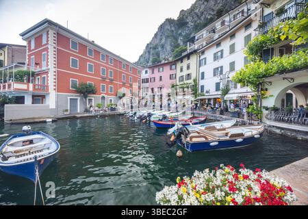 LIMONE SUL GARDA, ITALIEN - 26. MAI 2024: Promenade in der Stadt am Ufer des Gardasees. Stockfoto