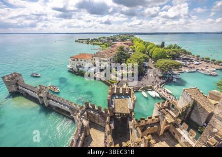 SIRMIONE, ITALIEN - 28. MAI 2024: Blick auf die Stadt von der Burg Scaligero am Gardasee bei sonnigem Tag. Stockfoto