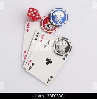 Pokerchips, Karten und Würfel auf weißem Hintergrund. Das Konzept des Glücksspiels und der Unterhaltung. Casino und Poker Stockfoto