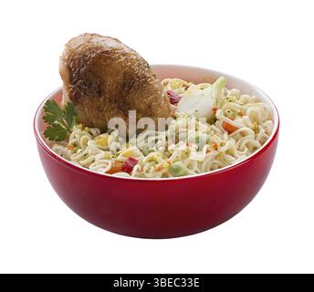 Instantnudeln mit Fleisch in einer roten Schüssel, isoliert. Für Ausschnitt. Fastfood Stockfoto
