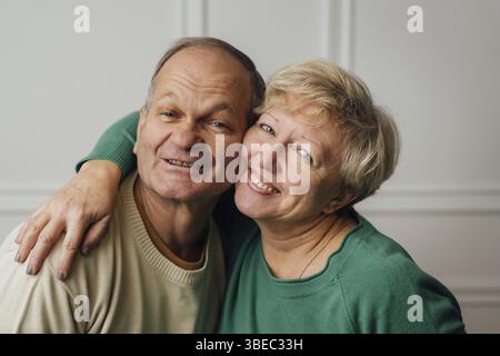 Ein älteres Paar umarmt und lächelt. Glückliche liebevolle, fürsorgliche Menschen. Kaukasische pensionierte Männer und Frauen. valentinstag. Stockfoto