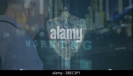 Bild der Warnung vor Cyberangriffen und Datenverarbeitung mit Schild-Symbol über dem kaukasischen Geschäftsmann Stockfoto