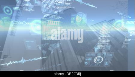 Anzeige von HUD-Überlagerungen über die Skyline der Stadt mit Codefenstern, kreisförmigen Anzeigen und Liniendiagrammen Stockfoto