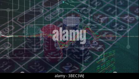 Anzeige von roten schwarz weißen Chipstapeln auf grünem Roulette-Tisch mit Knoten, Aktiendiagrammen, Tickern Stockfoto