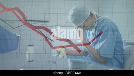 Bild der statistischen Datenverarbeitung über gestresste Krankenhaushaltsarbeiterin Stockfoto