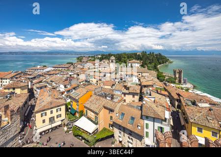 SIRMIONE, ITALIEN - 28. MAI 2024: Blick auf die Stadt von der Burg Scaligero am Gardasee bei sonnigem Tag. Stockfoto
