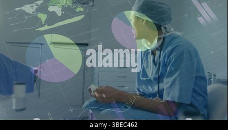 Bild der statistischen Datenverarbeitung über gestresste Krankenhaushaltsarbeiterin Stockfoto