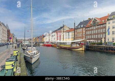 Viele alte Boote, Yachten und Schiffe stehen entlang des Nyhavn-Kanals und farbenfroher Häuser. Kopenhagen, Dänemark, Europa Stockfoto