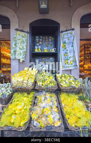 LIMONE SUL GARDA, ITALIEN - 26. MAI 2024: Zitronenladen an der Promenade in der Stadt am Ufer des Gardasees. Stockfoto