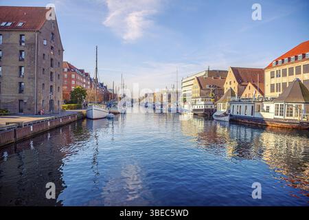 Flusskanal mit vielen Booten und Schiffen mit kleinen alten Häusern in der Nachbarschaft Christianshavn in Kopenhagen, Dänemark, Europa Stockfoto