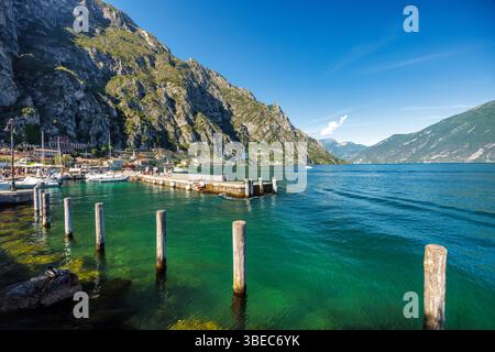 LIMONE SUL GARDA, ITALIEN - 26. MAI 2024: Gardasee mit Bergen im Hintergrund, Blick vom Hafen. Stockfoto