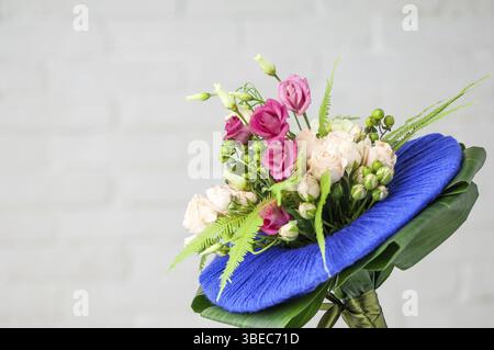 Ein schöner Strauß mit weißen Rosen und rosa Lisianthus Stockfoto