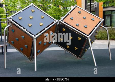 Spielplatz-Kletterstruktur mit kubischem Design in moderner urbaner Umgebung. Stockfoto