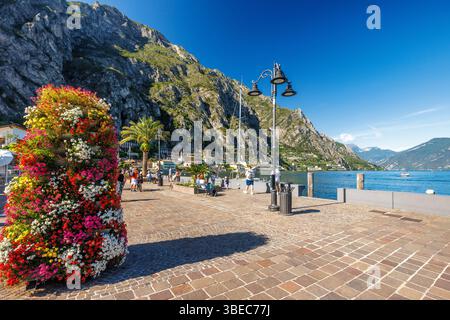 LIMONE SUL GARDA, ITALIEN - 26. MAI 2024: Gardasee mit Bergen im Hintergrund, Blick von der Küste in der Nähe des Hafens. Stockfoto