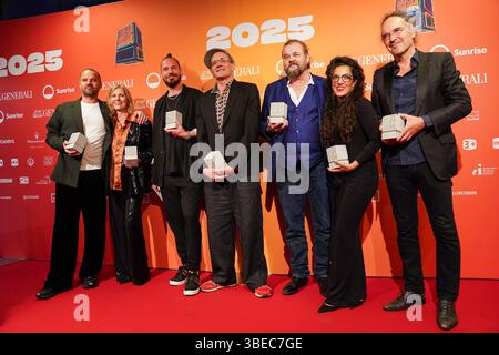 Zürich, Schweiz, 28. Mai 2025: Schweizer Band Patent Ochsner mit ihrem Pokal, nachdem sie bei den Swiss Music Awards 2025 in Hallen die beste Gruppe gewonnen hatte Stockfoto