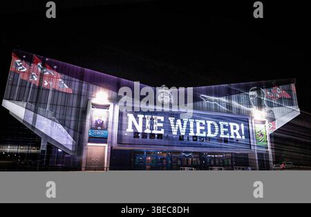 Essen, Nordrhein-Westfalen, Deutschland, Europa: Nächtliche Projektion per Beamer auf die Grugahalle während des AfD-Bundesparteitags im Juni 2024 in Essen, politische Aktion als Protest gegen Rechtsextremismus, Demonstration mit antifaschistischer Botschaft nie wieder, Bildmotive mit durchgestrichenem Hakenkreuz und Hitlergruß, Beteiligung von Antifa-Gruppen, Symbolik gegen Faschismus und Neonazis, erhöhtes öffentliches Bewusstsein, Veranstaltungsgeladene Atmosphäre, Veranstaltungssicherheit. Archivfoto *** Essen, Nordrhein-Westfalen, Deutschland, Europa nächtliche Projektion durch Beamer Stockfoto