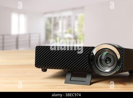 Moderner Videoprojektor auf Holztisch im Zimmer Stockfoto