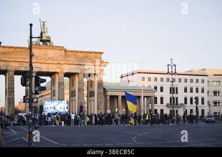 Berlin, Deutschland - 27. März 2022 Protest gegen den Krieg und Unterstützung der Ukraine bei der russischen Besatzung. Demonstration von Aktivisten. Stockfoto