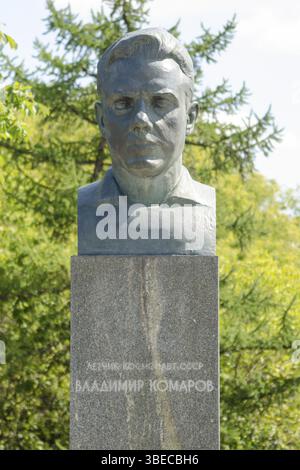 Moskau, Russland - 10. August 2015: Denkmal für Kosmonaut Wladimir Komarov in der Allee der Kosmonauten am Denkmal &quot, Eroberer des Weltraums&quot, i Stockfoto