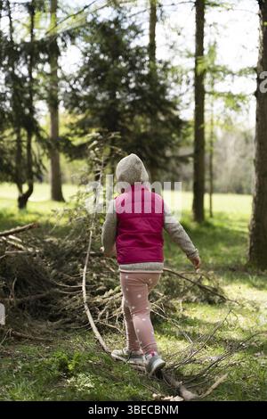 Nahaufnahme von Kindermädchen-Beinen im Wald. Wandern mit Kindern in der Natur, Wanderweg im Freien für Kinder. Gesundheit und Sport der Wanderer. Stockfoto