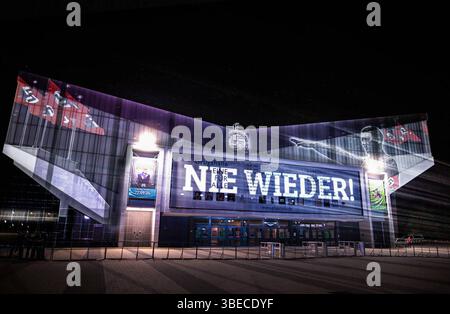 Essen, Nordrhein-Westfalen, Deutschland, Europa: Nächtliche Projektion per Beamer auf die Grugahalle während des AfD-Bundesparteitags im Juni 2024 in Essen, politische Aktion als Protest gegen Rechtsextremismus, Demonstration mit antifaschistischer Botschaft nie wieder, Bildmotive mit durchgestrichenem Hakenkreuz und Hitlergruß, Beteiligung von Antifa-Gruppen, Symbolik gegen Faschismus und Neonazis, erhöhtes öffentliches Bewusstsein, Veranstaltungsgeladene Atmosphäre, Veranstaltungssicherheit. Archivfoto *** Essen, Nordrhein-Westfalen, Deutschland, Europa nächtliche Projektion durch Beamer Stockfoto