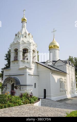 Sergiev Posad - 10. August 2015: Der Glockenturm mit der Erweiterung Pyatnitskaya Kirche in Sergiev Posad Stockfoto
