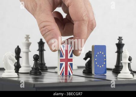 Hand Politik wirft die Abbildung mit der Flagge von Großbritannien. Der Begriff der politischen Spiel und Schach Strategie Brexit Stockfoto