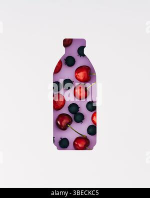 Sommer-Layout mit roten Kirschen und Heidelbeeren, sichtbar durch eine flaschenförmige Lücke auf violettem Hintergrund. Minimales kreatives Fruchtsaftkonzept. Stockfoto