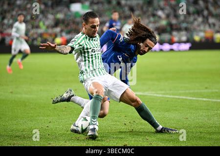 Real Betis' Antony (links) und Chelsea's Marc Cucurella kämpfen um den Ball während des Endspiels der UEFA Conference League in der Tarczynski Arena Wroclaw, Polen. Bilddatum: Mittwoch, 28. Mai 2025. Stockfoto