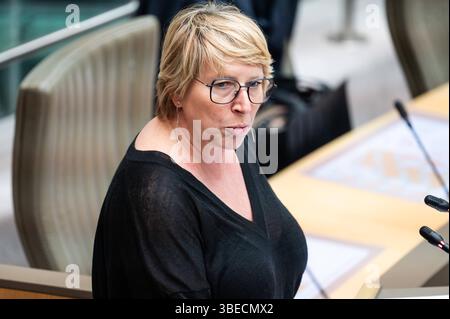 Ministerin Caroline Gennez Vooruit auf der Plenarsitzung des flämischen parlaments in Brüssel, Belgien, 28. Mai 2025 Stockfoto