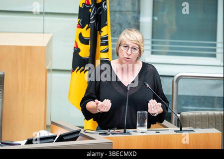 Ministerin Caroline Gennez Vooruit auf der Plenarsitzung des flämischen parlaments in Brüssel, Belgien, 28. Mai 2025 Stockfoto