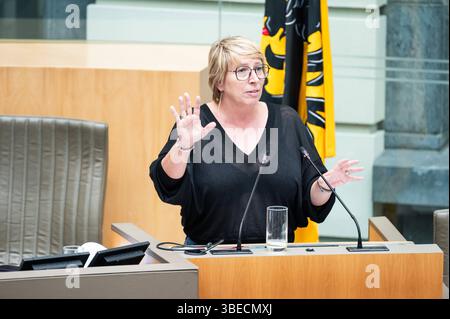 Ministerin Caroline Gennez Vooruit auf der Plenarsitzung des flämischen parlaments in Brüssel, Belgien, 28. Mai 2025 Stockfoto