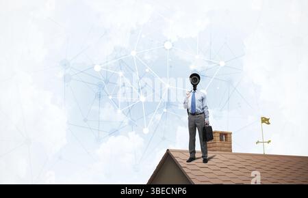 Gesichtslose Geschäftsmann mit Kamera zoom Kopf anstatt auf Hausdach Stockfoto