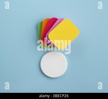 Der Haufen bunter kosmetischer Schwämme auf blauem Hintergrund. Draufsicht Stockfoto