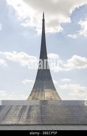 Moskau, Russland - 10. August 2015: Monument &quot, Eroberer des Weltraums&quot, gesäumt mit Titanplatten, Höhe 107 m Stockfoto