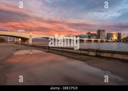 Sonnenuntergang über Tempe Town Lake und den Mill Street Bridges in Tempe, Arizona Stockfoto