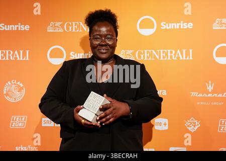 Zürich, Schweiz, 28. Mai 2025: Sängerin Nnavy posiert für ein Foto, nachdem sie den Best Act Romandie bei den Swiss Music Awards 2025 im Hallenstadio gewonnen hat Stockfoto
