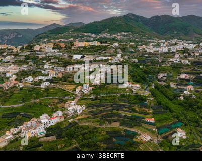 Blick aus der Vogelperspektive auf Ravello, Italien mit Terrassen und Villen Stockfoto